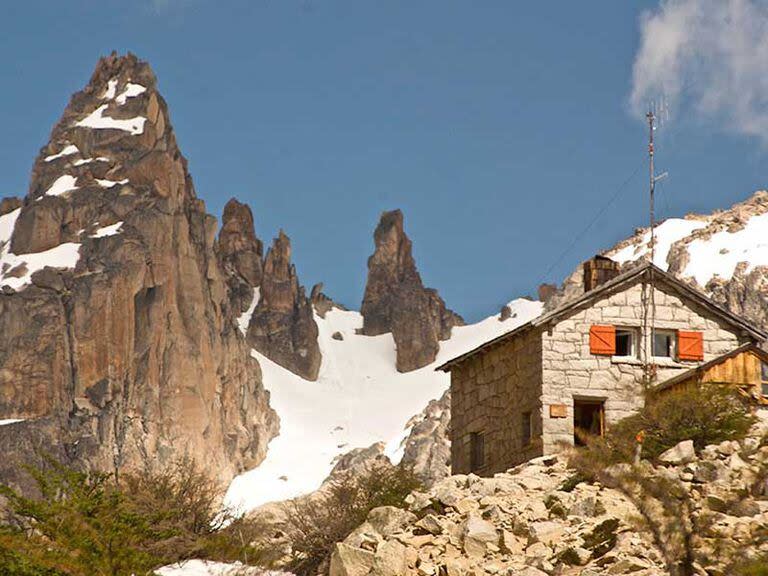 Perteneciente a la red de refugios del Club Andino Bariloche, se puede armar una carpa y el precio es a voluntad