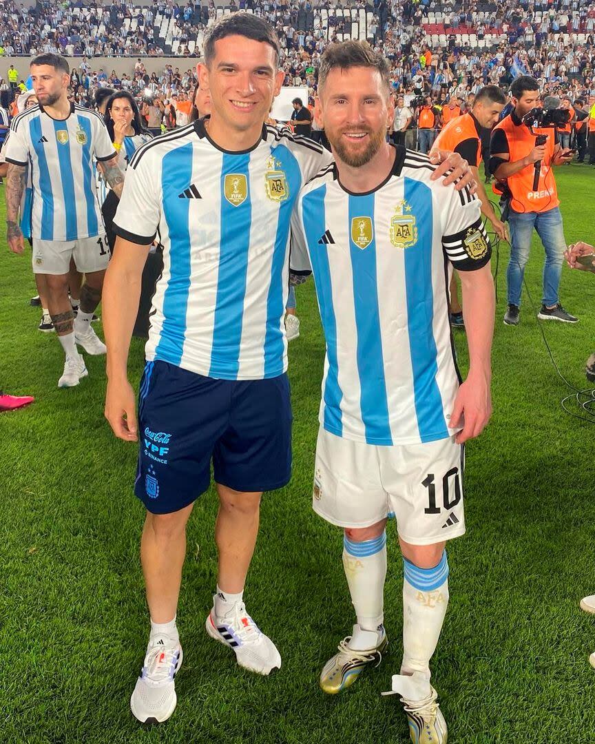 Lautaro Blanco, junto a Lionel Messi