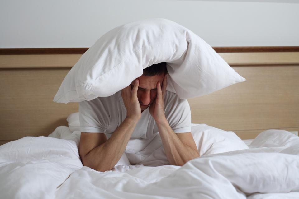 Si te metes en la cama con el estómago lleno no podrás descansar. Debes dejar pasar al menos dos horas entre la hora de la cena y el acostarse, (Foto: Getty/istock)