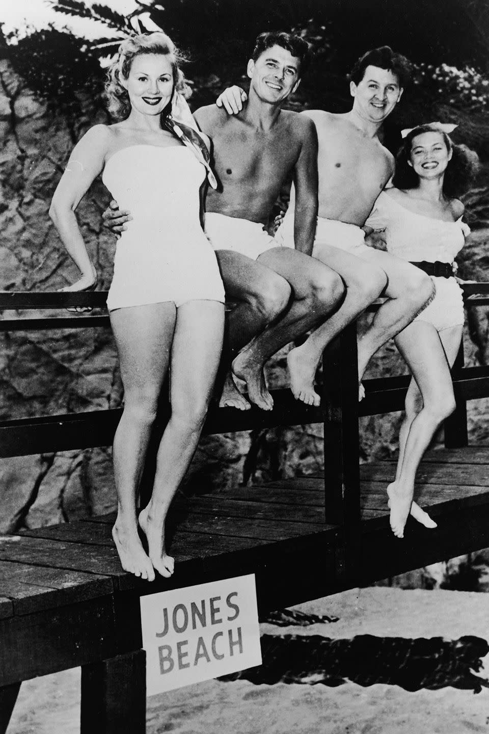 69 Vintage Photos of Celebrities at the Beach