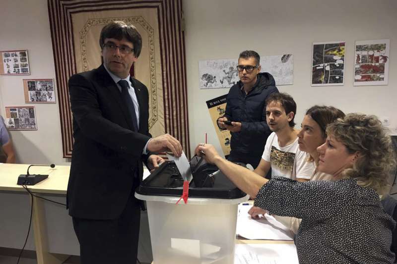 2017年10月1日，西牙東北部加泰隆尼亞自治區獨立公投登場，自治區政府主席普吉德蒙（Carles Puigdemont）投下贊成票（AP）