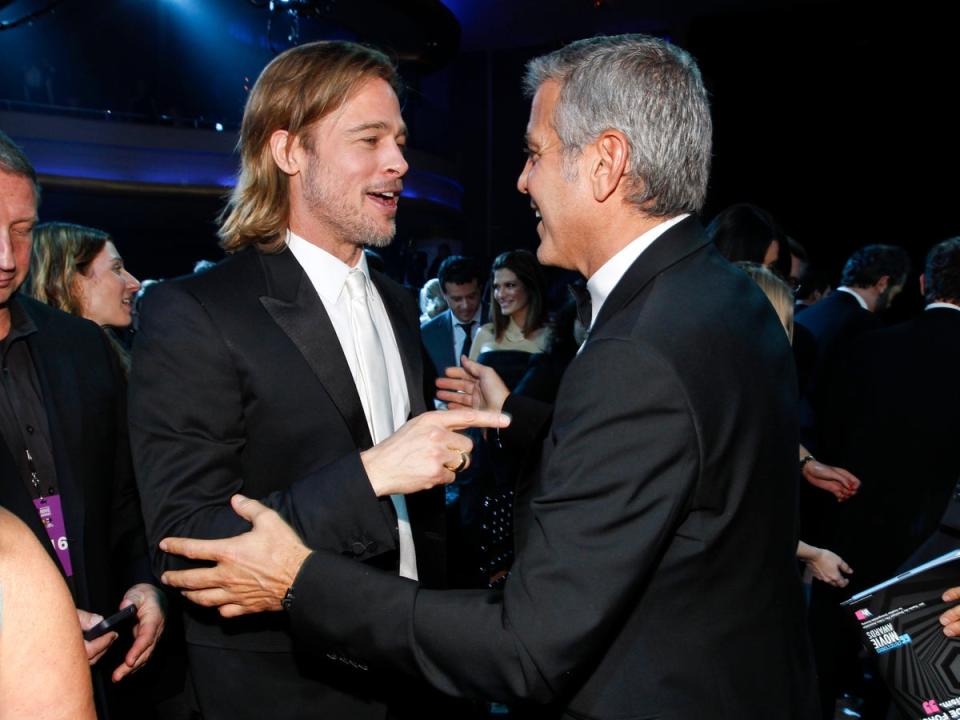 Brad Pitt y George Clooney asisten a la 17ª edición de los Critics' Choice Movie Awards celebrada en The Hollywood Palladium el 12 de enero de 2012 (Getty)