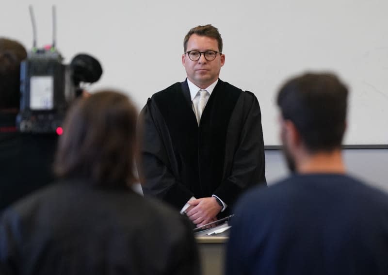 Torsten Schwarz (C), presiding judge at the regional court, stands in the courtroom in the criminal justice building at the start of the trial for hostage-taking, kidnapping of minors, intentional bodily harm and weapons offenses. Almost six months after the 18-hour hostage-taking at Hamburg Airport, the trial of the alleged perpetrator begins. Marcus Brandt/dpa