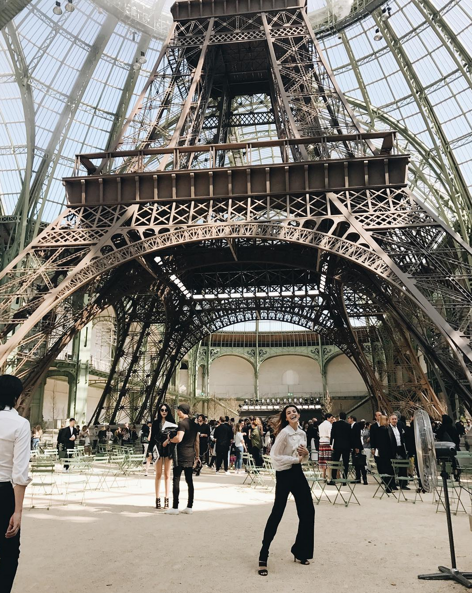 <p>El diseñador francés hizo “clonar” la Torre Eiffel, el símbolo máximo parisino, para que sus exclusivos diseños desfilaran por debajo del mítico monumento. <em>– Foto: <a rel="nofollow noopener" href="https://www.instagram.com/lacalurivero/" target="_blank" data-ylk="slk:Instagram/lacalurivero/;elm:context_link;itc:0;sec:content-canvas" class="link ">Instagram/lacalurivero/</a></em> </p>