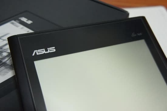 ▲ Eee Note的TFT-LED螢幕大小為8吋，1024*768解析度，擁有2540dpi的高準度，256階的壓感觸控，另外，消光處理讓螢幕整體感覺十分柔和。與其他平板產品的比對，與其他E-Ink電子書產品相較之下，Asus Eee Note在顯示表現