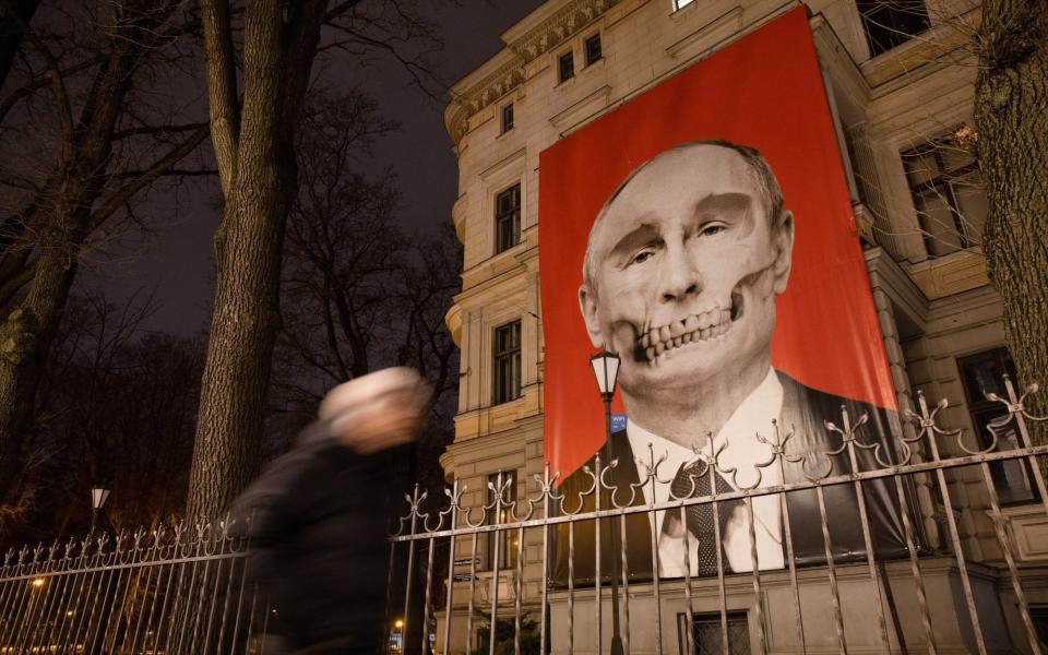 拉脱维亚里加俄罗斯大使馆旁边的一栋建筑上绘有弗拉基米尔·普京的壁画