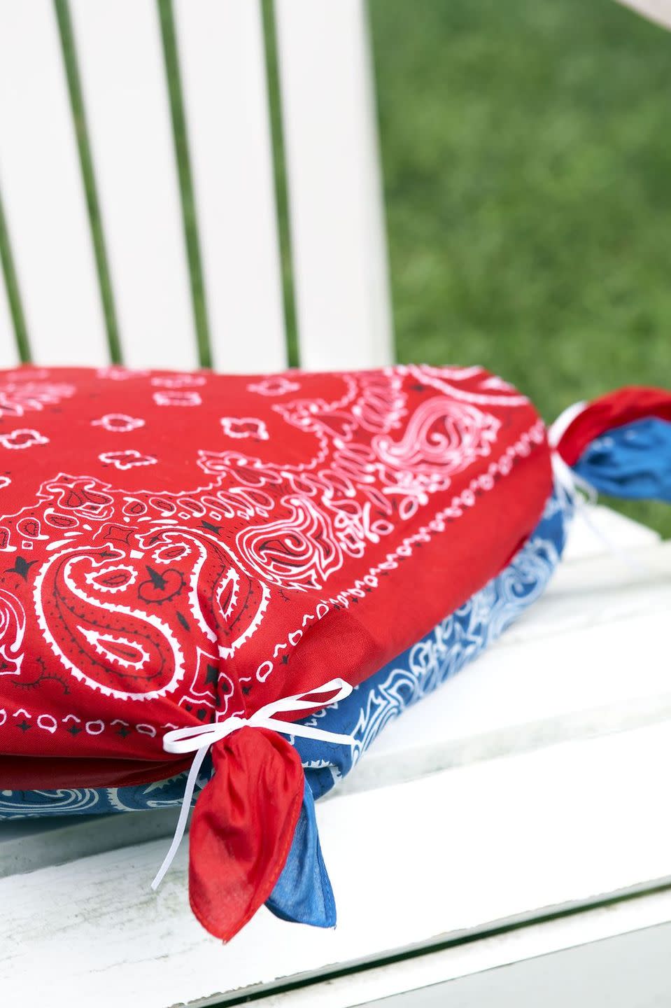 <p>Soften seats with no-sew pillow covers. Sandwich a cushion between two bandanas, then join each corner together with a rubber band and a thin ribbon. </p>