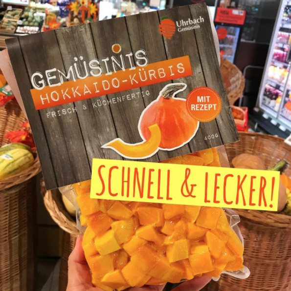 <p>Rewe appelliert mit seinem neusten Produkt, den „Gemüsinis“, an die Faulheit. Der kleingeschnittene Hokkaido-Kürbis soll „Frisch & Küchenfertig“ sein. Die essbare und extra gesunde Schale wurde hier gleich mit entfernt. Wer Lust auf Kochen hat, bleibt am besten beim wirklich frischen Gemüse. (Bild: Instagram / rewe_stanislawskilaas) </p>