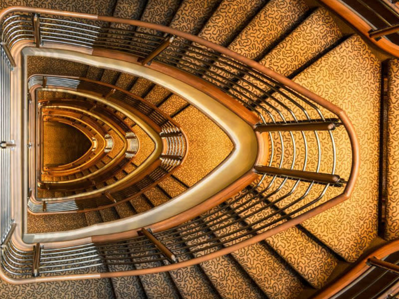 Auf Details wurde bei diesem Luxus-Kreuzfahrtschiff großen Wert gelegt. So verwundert es nicht, dass selbst das Treppenhaus zu einem Erinnerungsfoto einlädt. (Bild-Copyright: ovnidelit/Instagram)