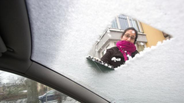 Scheibe frei: Diese Eiskratzer sollten Autofahrer meiden