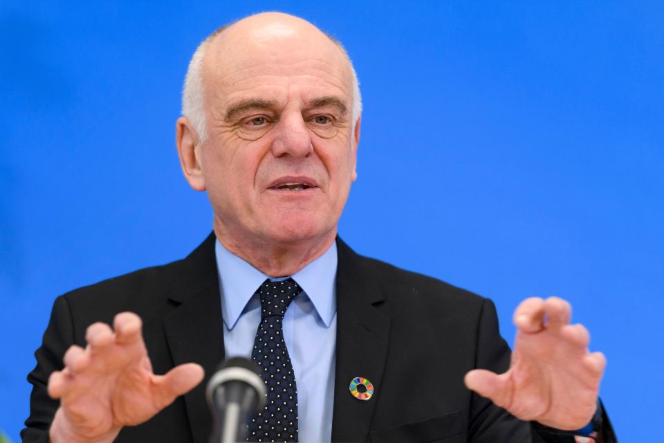 Candidate to the post of Director-General of the World Health Organization (WHO) David Nabarro gestures during a press conference on January 26, 2017 in Geneva. - The World Health Organization picked three finalists for the role of its next director-general, a high-stakes choice for the powerful agency described as facing an 