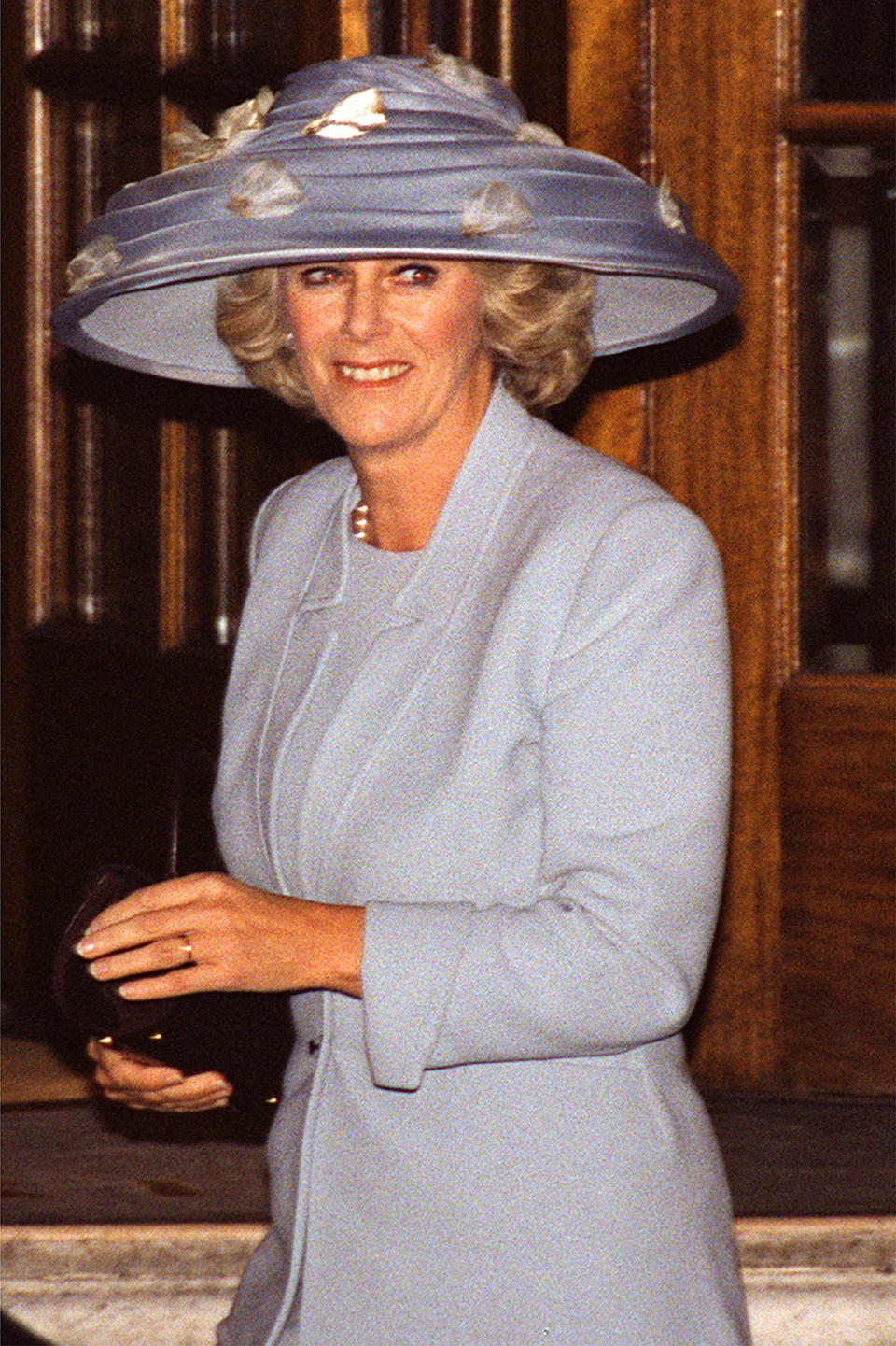 ARCHIVO - Camila Parker Bowles llega al hotel The Ritz, en Londres, el jueves 29 de octubre de 1998, para la recepción de la boda de Simon Sebag-Montiefore y Santa Palmer-Tomkinson. (AP Foto/Robin Nowacki, Archivo)