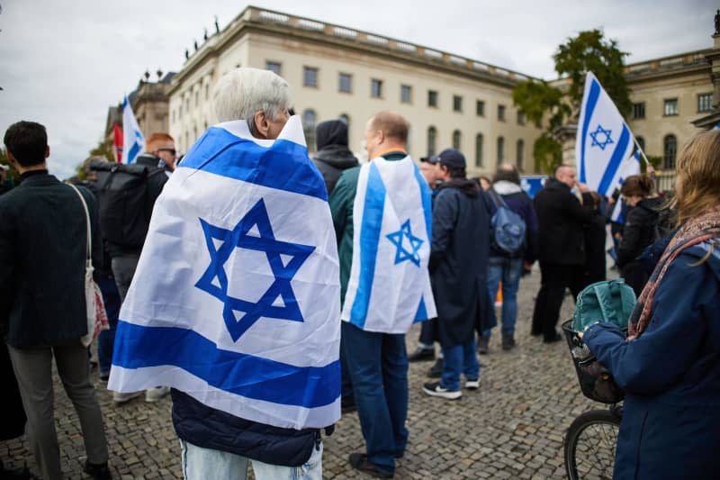 A pro-Israel demonstration takes place in front of Humboldt University to mark the first anniversary of the Hamas attack on Israel. Joerg Carstensen/dpa