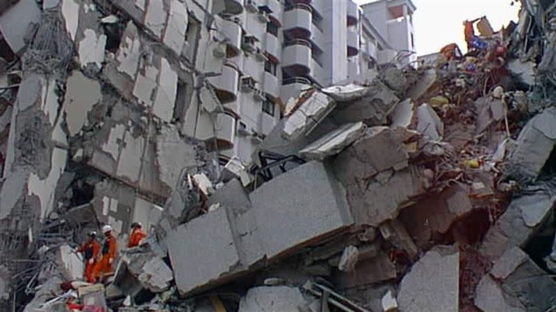 網友回憶起921大地震的慘況，當時停電大概2週才恢復，直呼「921是世界末日等級的」。（圖／翻攝自維基百科）