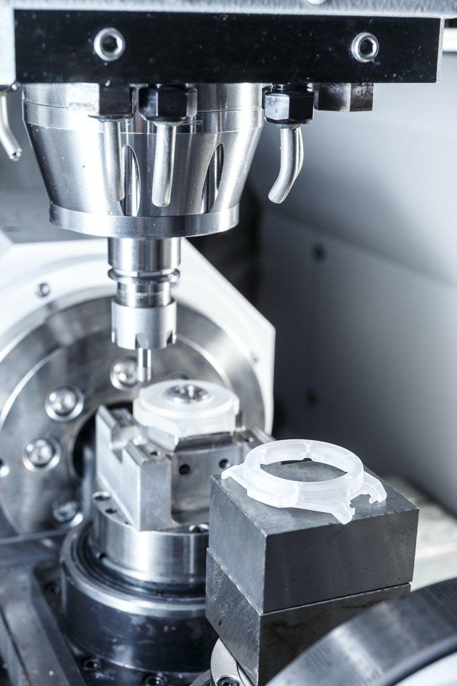 宇舶錶廠內的藍寶石水晶CNC研磨機器，將極堅硬的水晶錶殼，研磨成所需要的形狀。