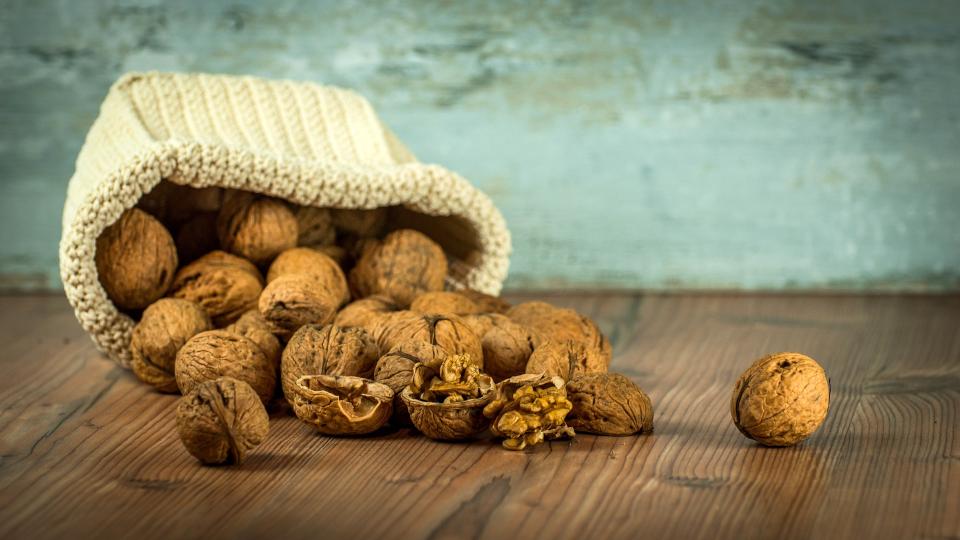 <p>Las nueces y otros frutos secos como las almendras, los cacahuetes o los pistachos también son muy ricos en ácidos grasos poliinsaturados. Sin embargo, contienen muchas calorías por lo que no se recomienda tomar más de un puñado al día. (Foto: <a rel="nofollow noopener" href="http://pixabay.com" target="_blank" data-ylk="slk:Pixabay;elm:context_link;itc:0;sec:content-canvas" class="link ">Pixabay</a>). </p>