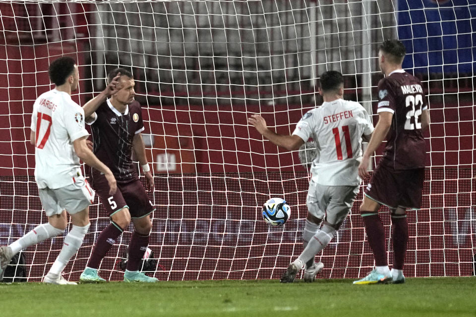 Switzerland's Renato Steffen, second right, scores his side's third goal during the Euro 2024 Group I qualifying soccer match between Belarus and Switzerland at the Karadjordje Stadium in Novi Sad, Serbia, Saturday, March 25, 2023. (AP Photo/Darko Vojinovic)