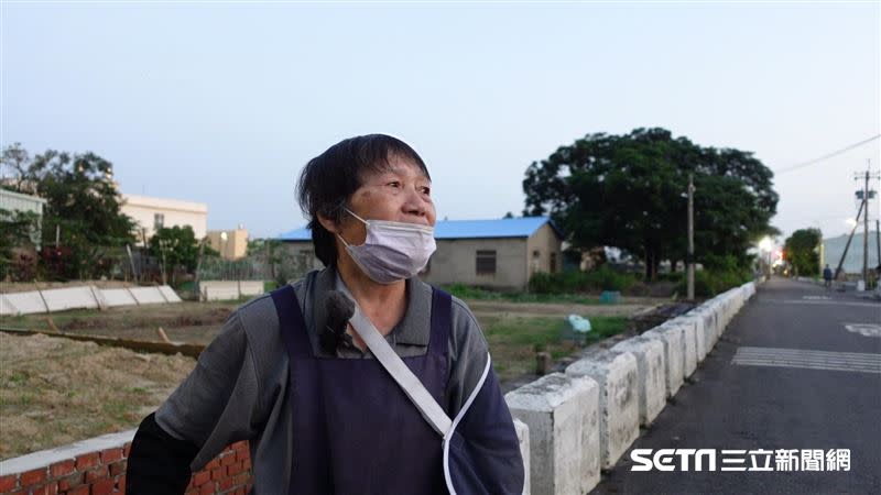 瑞玲阿嬤談及往事難免哽咽，她說，當年媳婦生下孩子就離家，兒子後來過世，很多人要他們乾脆把小孩送走，但她覺得再苦也要親手照顧。（圖／記者張雅筑攝）