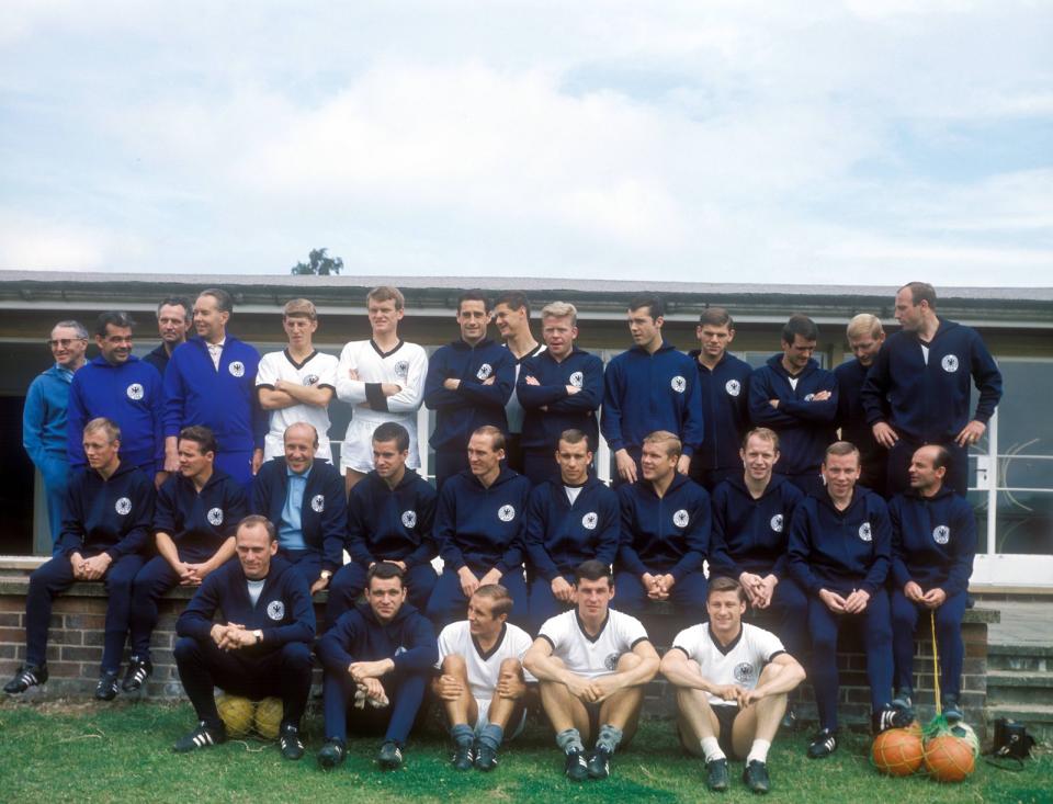 DFB Teamfoto 1966: Neben Altmeistern wie Uwe Seeler kämpften damals auch junge Toptalente wie Franz Beckenbauer um den Titel in England. Das Team sollte im Finale von einer wohl falschen Linienrichterentscheidung gestoppt werden, dem sogenannten Wembley-Tor. (Bild: BROADVIEW / Imago)
