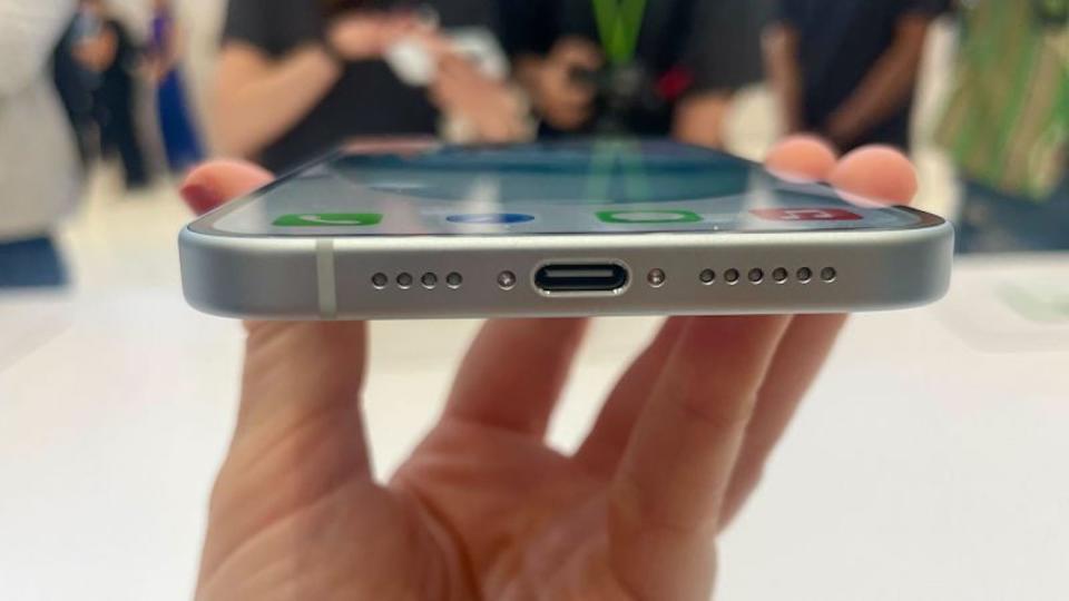 Los nuevos modelos de iPhone 15 ahora usarán un cable de carga USB-C, poniendo fin a una ejecución de 11 años con el cable de carga Lightning patentado por Apple. (Crédito: Samantha Kelly/CNN)