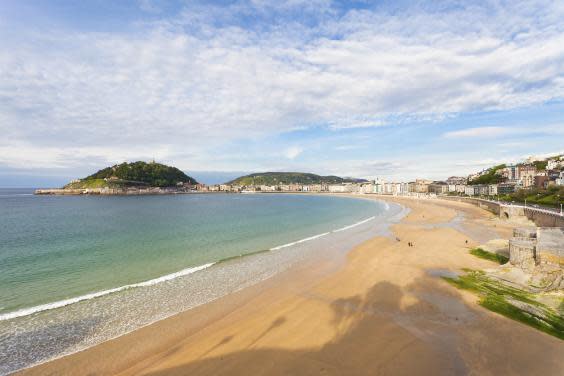 Head to elegant Playa de la Concha (Getty Images/iStockphoto)