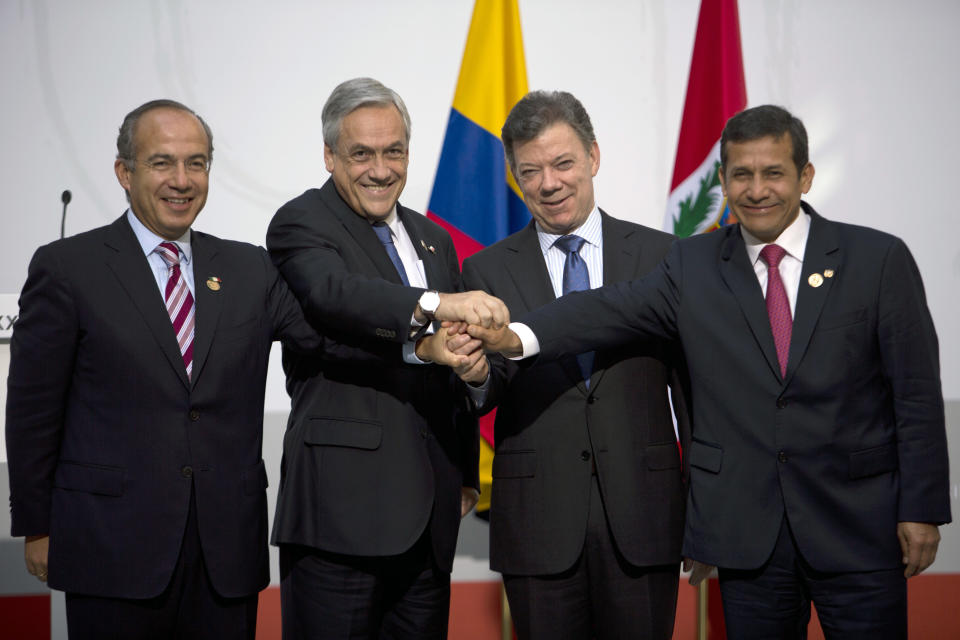 Latin-American presidents, of Mexico, Felipe Calderon; Chile, Sebastian Pinera; Colombia, Juan Manuel Santos and Ollanta Humala, of Peru, from left to right, join their hands after a meeting at the XXII Iberoamerican summit in the southern Spanish city of Cadiz, Saturday, Nov. 17, 2012. (AP Photo/Emilio Morenatti)