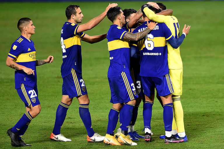 Carlos Izquierdoz, entre Campuzano y Emanuel Mas, en el grupo de jugadores de Boca que fueron a festejar junto al arquero Agustín Rossi tras ganarle a River por penales