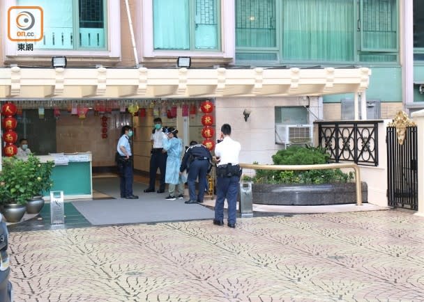 警員連同救護員在現場處理事件。(梁頴福攝)