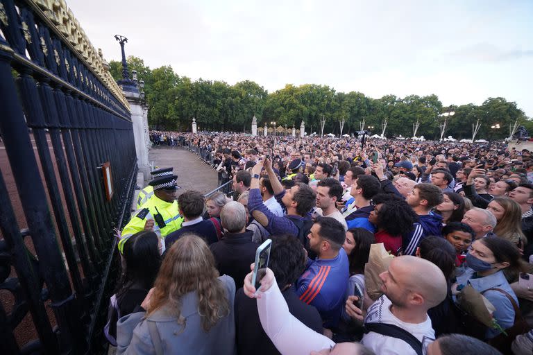 Miles de británicos se concentran frente al Palacio de Buckingham tras el anuncio de la muerte de Isabel II. (Yui Mok/PA Wire/DPA)