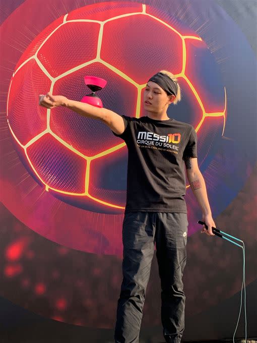 扯鈴至尊趙志翰加入太陽馬戲團「梅西的足球生活」世界巡迴演出。（圖／非常棒提供）