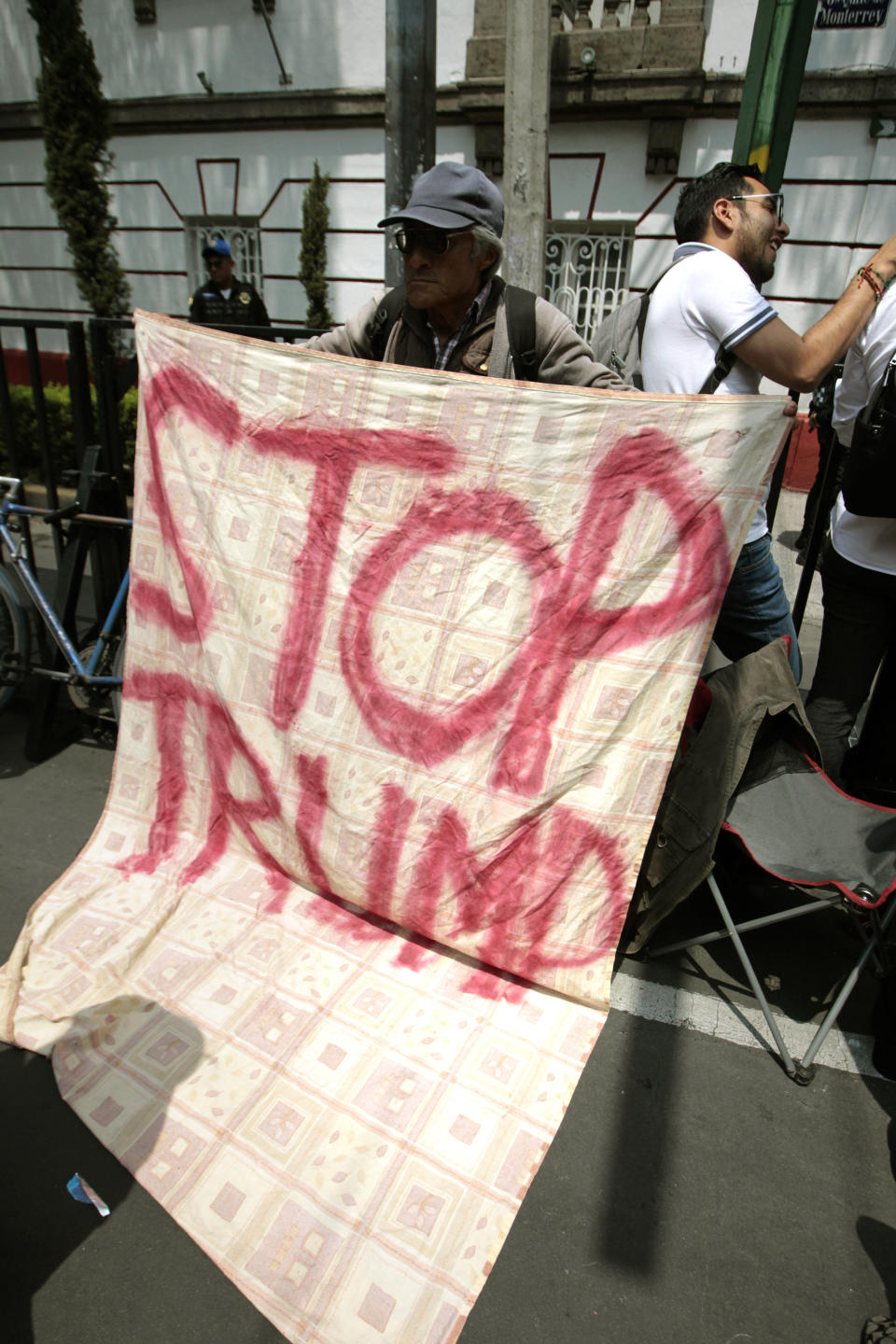 FOTOS | Protestas ante la comitiva de Trump en México