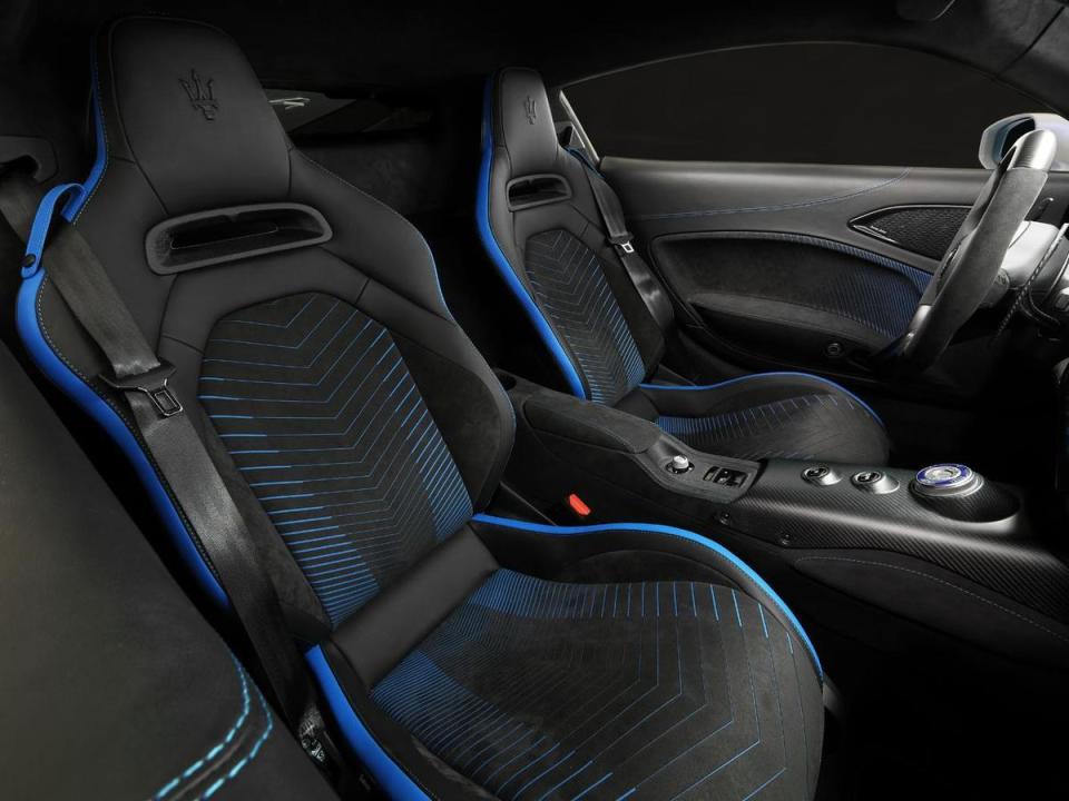 頂級皮革包覆的GT跑車座椅提供10向電動調整功能 (6向坐姿、4向腰靠)。