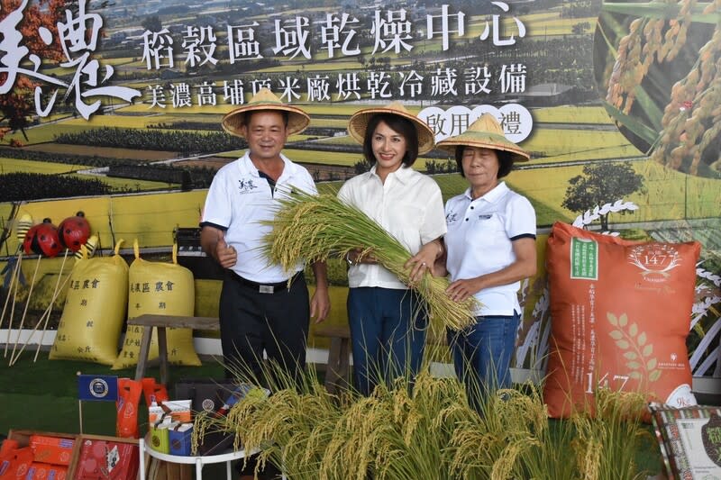 立委考察美濃農業建設  鼓勵民眾安心吃粄條 立法院經濟委員會6日由召委邱議瑩（中）帶隊赴高 雄市美濃區參加高埔頂米廠烘乾設備啟用典禮，並於 會後推廣美濃粄條，鼓勵民眾安心食用粄條及各類米 食產品。 （邱議瑩服務處提供） 中央社記者蔡孟妤傳真  113年5月6日 