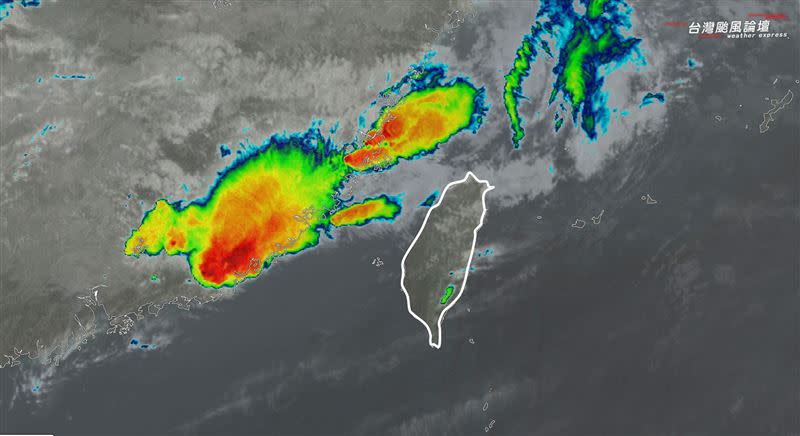 有許多旺盛對流預計今晚靠近台灣。（圖／翻攝自台灣颱風論壇｜天氣特急）