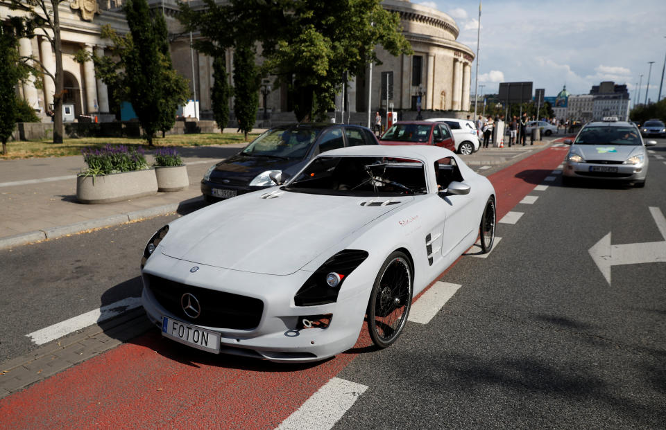 Un joven polaco ha decidido cambiar el aspecto exterior de su bicicleta por el del coche de sus sueños, un Mercedes SLS AMG.<br><br>Foto: REUTERS/Kacper Pempel