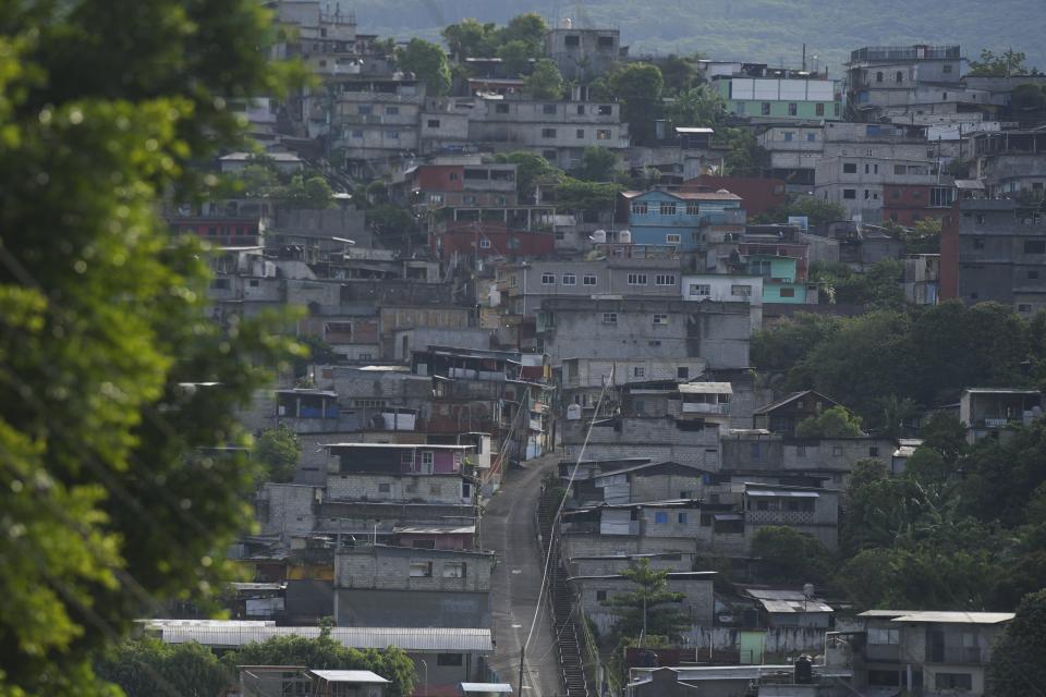 Casas en la ladera de la colina en Tila, estado de Chiapa, México, el martes 18 de junio de 2024. La población se está marchando de la localidad debido a la violencia relacionada con el crimen organizado. (AP Foto/Fernando Llano)