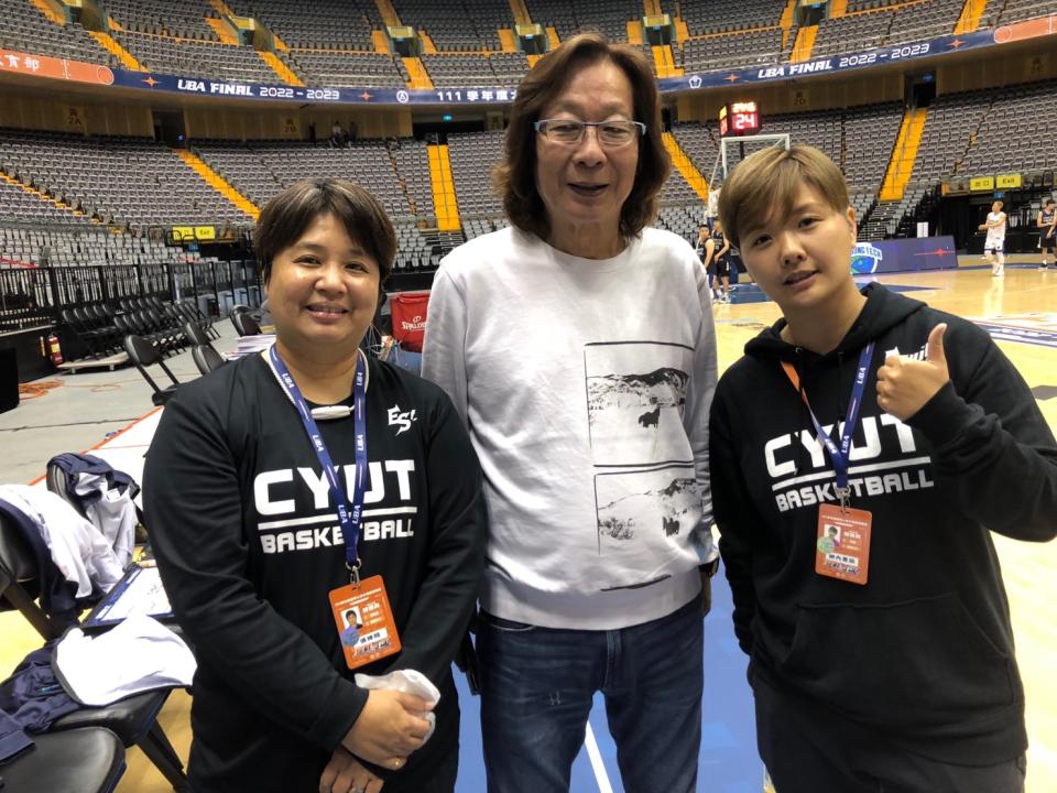 朝陽女籃教練檔張婷翔(左)、柳內惠茹(右)與臺中科大男籃教練張競業小巨蛋相見歡。大會提供