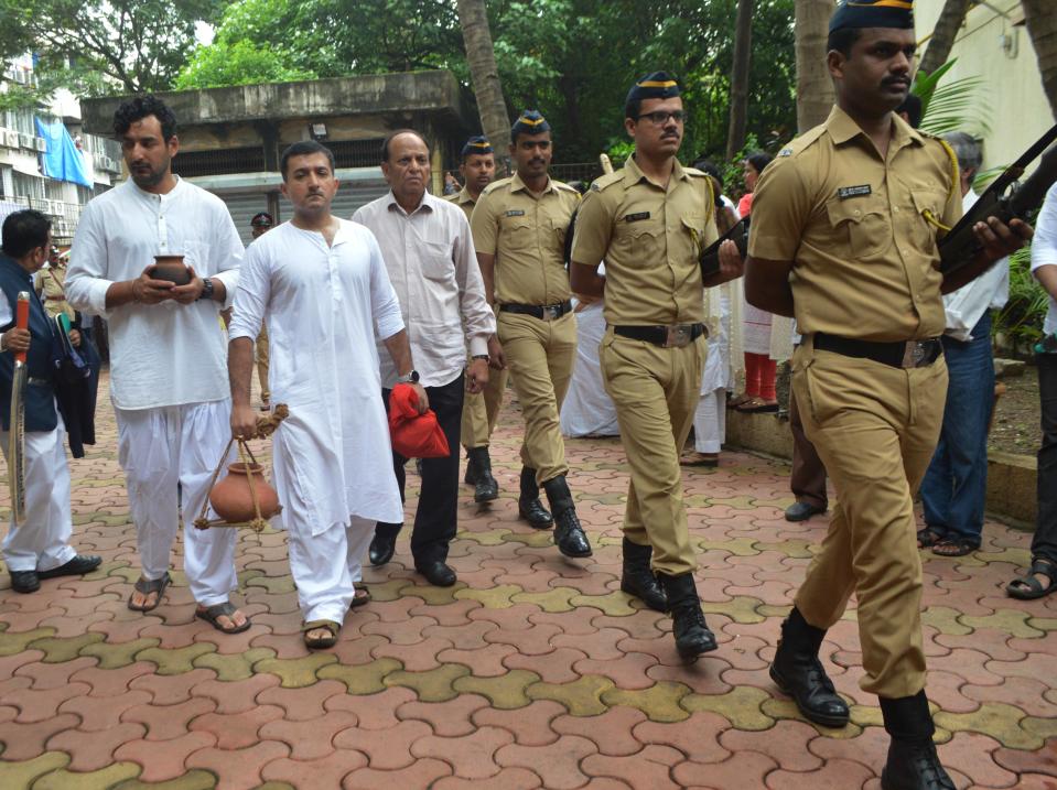 <p>Cricketers and family members pay their last respects to former Indian captain Ajit Wadekar, who passed away after a prolonged illness in Mumbai. </p>