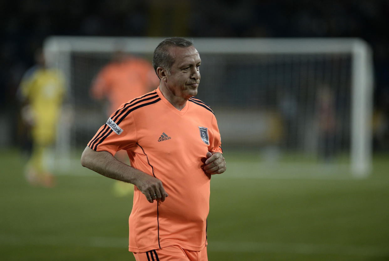 Erdogan jugando un partido de fútbol con la camiseta del Basaksehir.