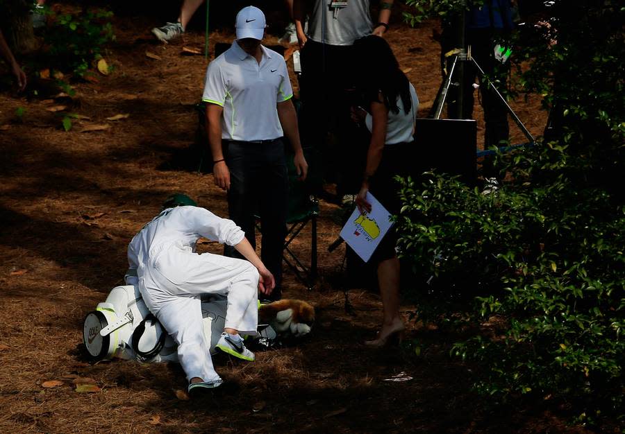 Alles ist eitel Sonnenschein. Nur dem Caddie von Rory McIlroy passiert ein Missgeschick. Niall Horan (l.) rutscht aus