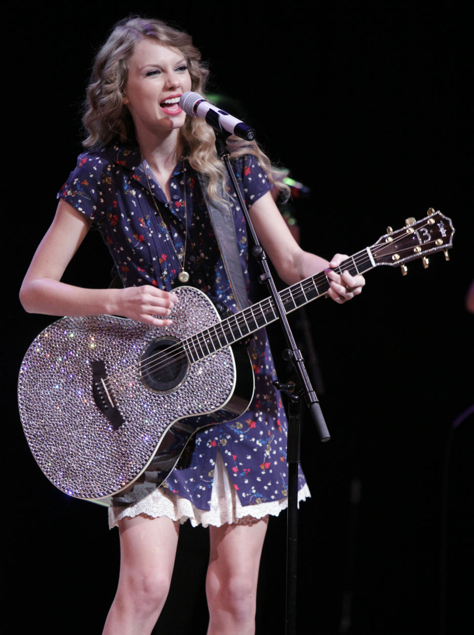 ARCHIVO - La cantante Taylor Swift se presenta en el evento "Read Now with Taylor Swift" para estudiantes de Nueva York patrocinado por Scholastic, Inc., en Nueva York el 27 de octubre de 2010. Swift lanzó "Speak Now (Taylor's Version)", una versión regrabada de su álbum "Speak Now" con 22 canciones, incluidas seis que se escribieron durante la era original del álbum, pero que no se grabaron hasta hace poco. (Foto AP/Richard Drew, archivo)