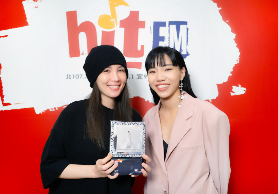 洪佩瑜接受魏如萱的訪問。（圖／hit FM）