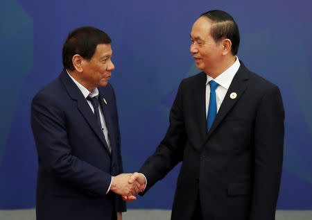 Vietnam's President Tran Dai Quang welcomes Philippines' President Rodrigo Duterte at the APEC Business Advisory Council dialogue during the APEC summit in Danang, Vietnam November 10, 2017. REUTERS/Jorge Silva