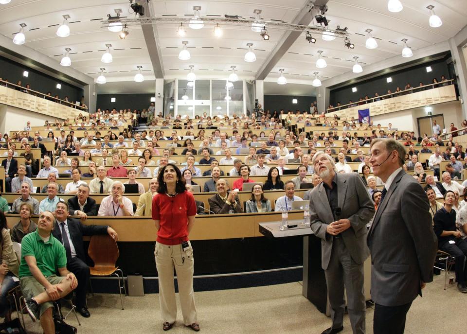 <span class="caption">Fabiola Gianotti, Rolf Heuer y Joe Incandela en un abarrotado auditorio del CERN el día del anuncio del descubrimiento del bosón de Higgs, el 4 de julio de 2012 </span> <span class="attribution"><a class="link " href="https://cds.cern.ch/images/CERN-HOMEWEB-PHO-2012-001-1" rel="nofollow noopener" target="_blank" data-ylk="slk:CERN / Denis, Balibouse / AFP;elm:context_link;itc:0;sec:content-canvas">CERN / Denis, Balibouse / AFP</a></span>