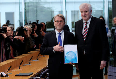 Hans-Eckhard Sommer head of the Federal Office for Migration and Refugees (BAMF) and German Interior Minister Horst Seehofer present the 2018 asylum report in Berlin, Germany, January 23, 2019. REUTERS/Fabrizio Bensch