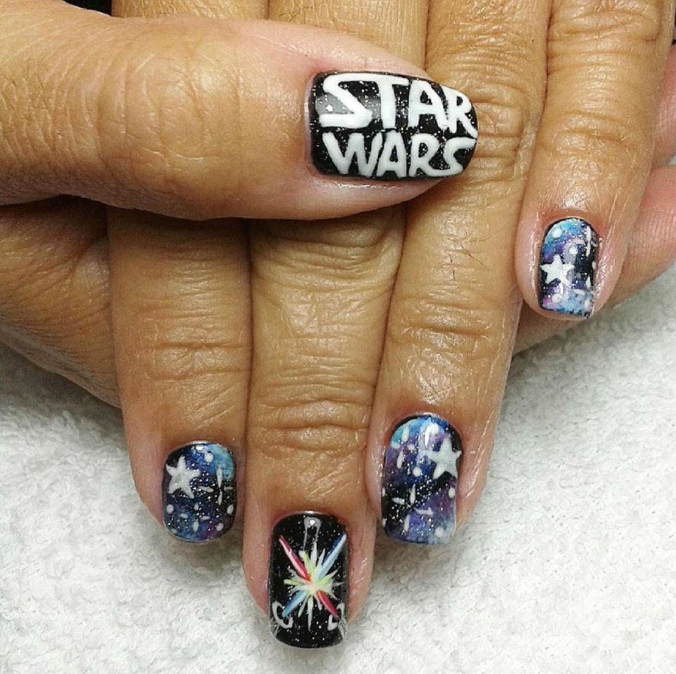 <p>Terminamos con un <em>nail art</em> dedicado a la saga de ‘Star Wars’. Que la manicura te acompañe… (Foto: Instagram / <a rel="nofollow noopener" href="https://www.instagram.com/spamanoslastrinitarias/" target="_blank" data-ylk="slk:@spamanoslastrinitarias;elm:context_link;itc:0;sec:content-canvas" class="link ">@spamanoslastrinitarias</a>). </p>