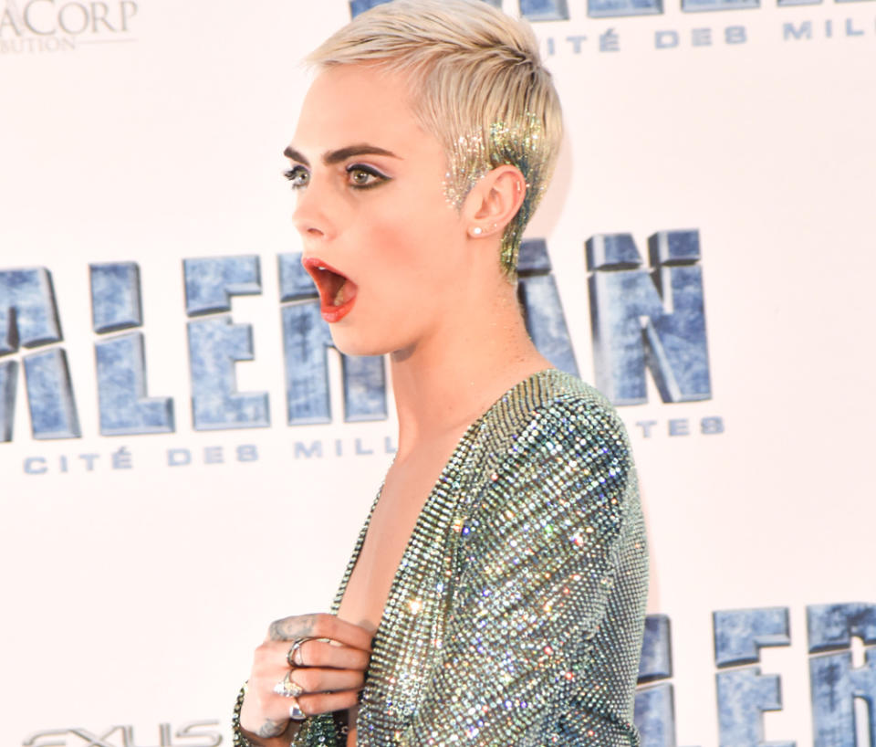 <p>Ähnlich verblüfft wie „Valerian“-Hauptdarstellerin Cara Delevingne guckten auch die Paparazzi, als die 24-Jährige auf der Paris-Premiere des Films über den roten Teppich schritt. Ihr irres Dress von … (Bild: ddp) </p>