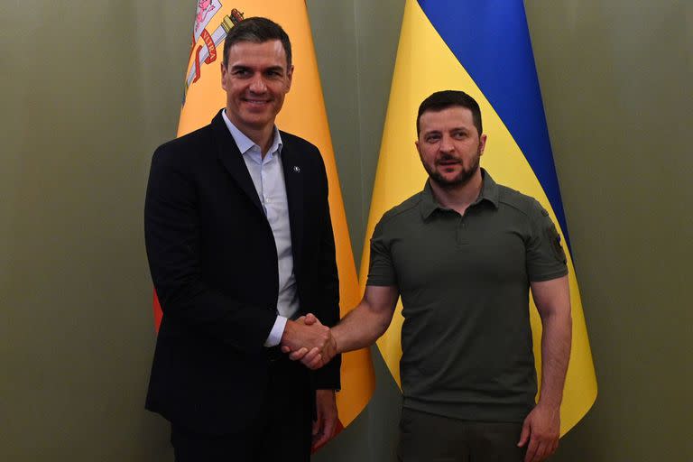 El presidente del Gobierno, Pedro Sánchez, con el mandatario ucraniano, Volodimir Zelensky, en el palacio presidencial de Kiev, a 1 de julio de 2023.