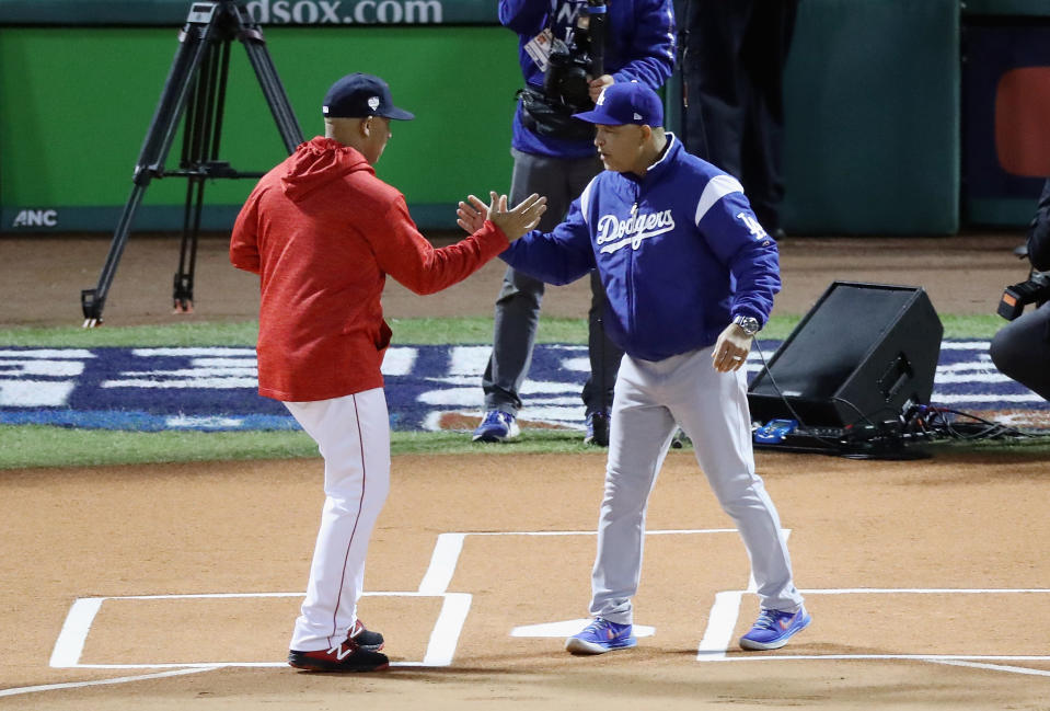 Dodgers manager Dave Roberts shakes hands with Red Sox manager Alex Cora. (Getty Images)