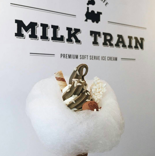 <p>Was ist süßer als ein leckeres Softeis? Richtig, ein leckeres Softeis umhüllt von einem Zuckerwattering. Ausgedacht hat sich diese Eiskreation das Londoner Softeis-Kaffee Milk Train. (Bild: Instagram.com/Milk Train) </p>